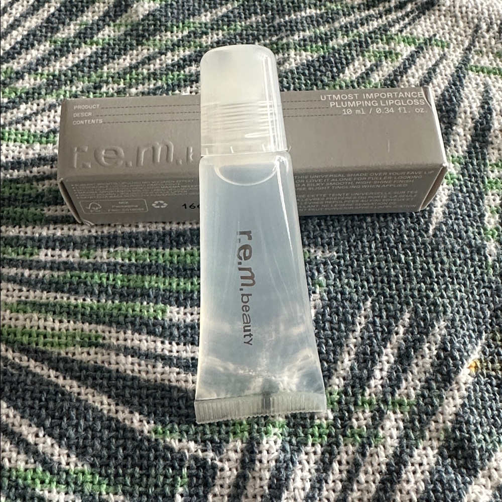 r.e.m beauty Plumping Lip Gloss Utmost Importance